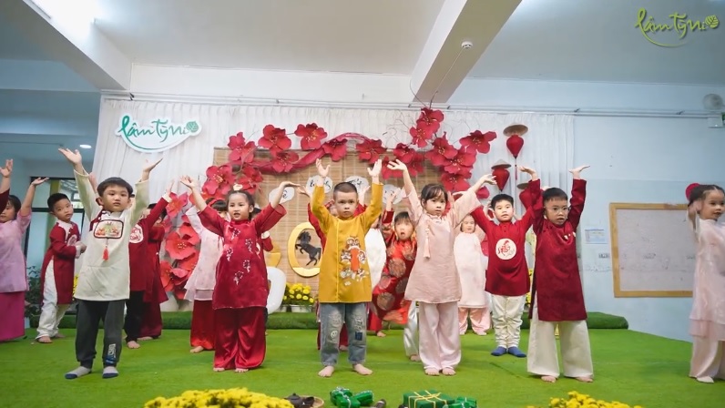 Tiết mục “Em chào Tết” – Lớp Thấu Hiểu