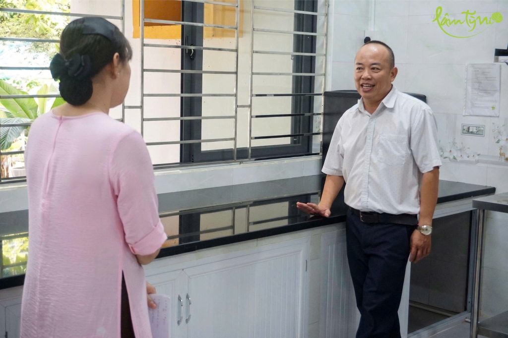 ThS.BS Lê Viết Thận - Phó trưởng Phòng An toàn thực phẩm, Sở Y tế thành phố Huế trực tiếp kiểm tra, đánh giá